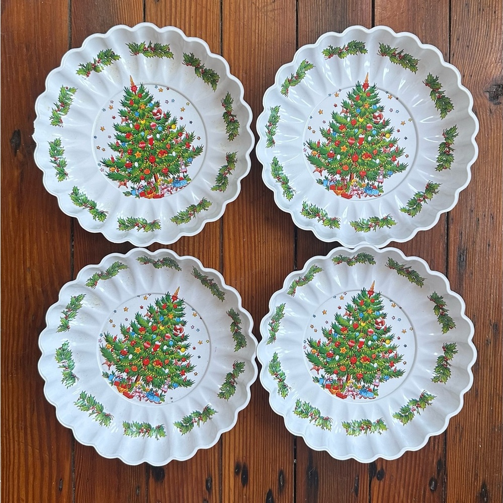 Set of 4 Vintage Christmas tree ruffled round plastic serving plates 9.5x1.5